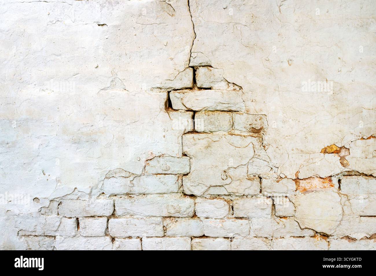 Surface de mur de briques vieillies présentant des fissures, une pourriture et des dommages causés par les intempéries. Motif urbain usé, Banque D'Images