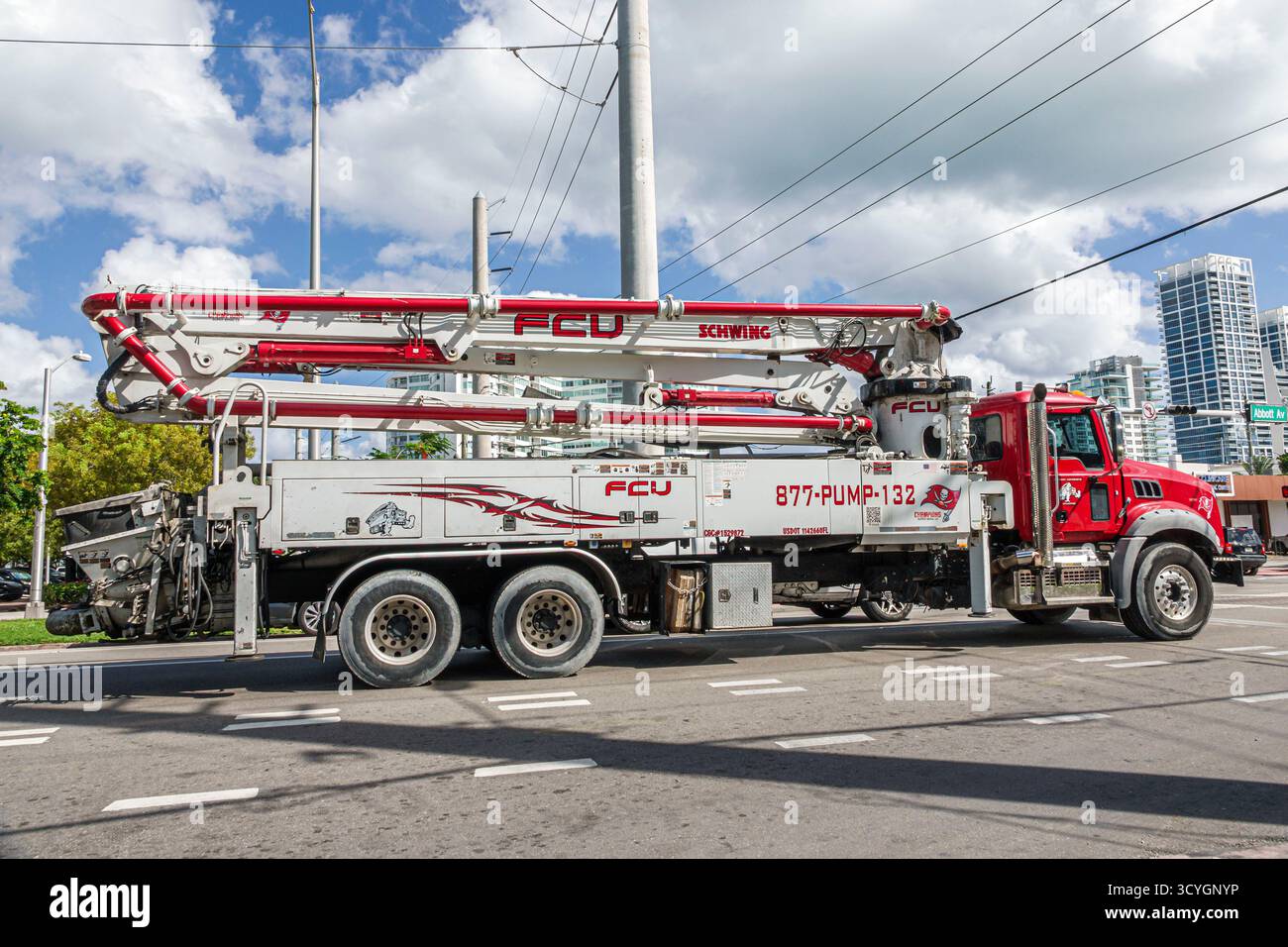 Miami Beach Floride, camion de pompe à béton de construction, compagnie de pompage de béton FCU, véhicule blanc rouge d'équipement Schwing, machinerie lourde sur la rue de la ville, c Banque D'Images