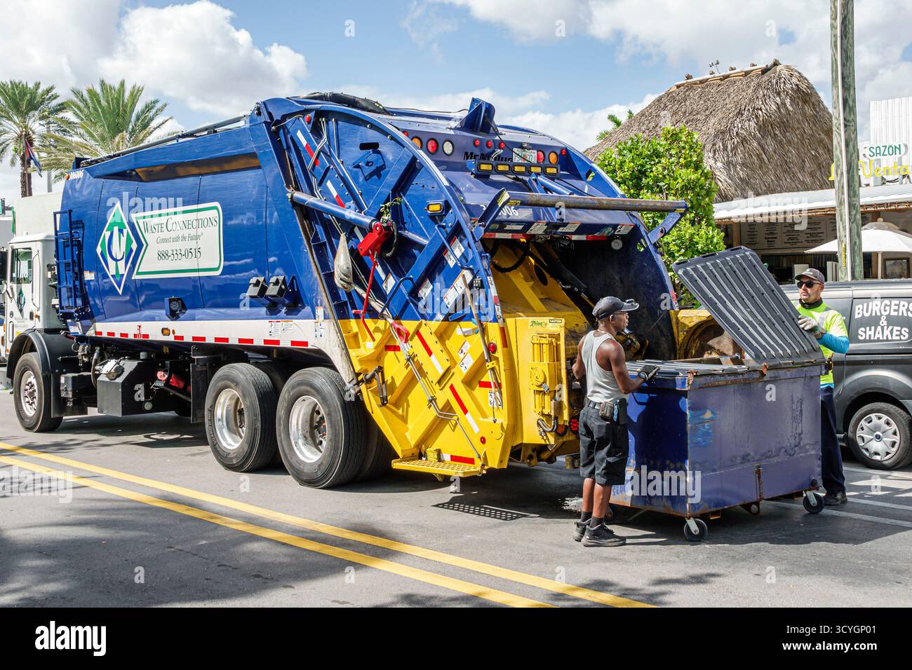Miami Beach Floride, camion à ordures de gestion des déchets, logo de la société Waste Connections, poubelle commerciale de collecte des ordures, travailleur noir et hispanique Banque D'Images