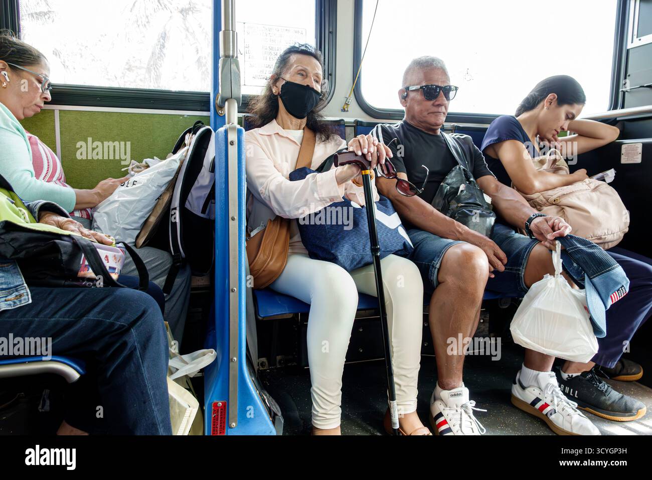 Miami Beach Floride, Miami-Dade Metrobus, bus de transport public, intérieur, passagers assis, femme âgée portant masque facial Banque D'Images