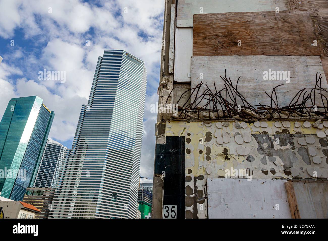 Miami Floride, centre-ville Flagler Street, délabrement urbain, bâtiment en ruine à côté des gratte-ciels modernes City National Bank Tower contraste ancien et neuf Banque D'Images