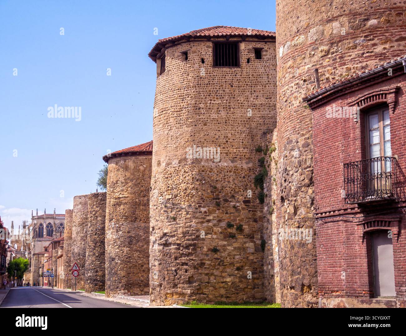 Muralla romana en l'Avenida de los Cubos. León. Castille León. España. Banque D'Images