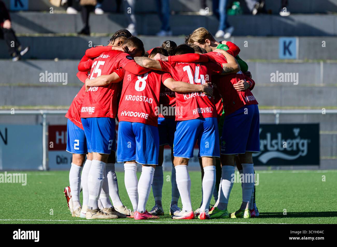 Elsinore, Danemark. 18 octobre 2025. Les joueurs de Hvidovre IF s'unissent en caucus lors du match de Betinia Liga entre Hillerod Fodbold et Hvidovre IF au stade Helsingor à Elsinore. Crédit : Gonzales photo/Alamy Live News Banque D'Images