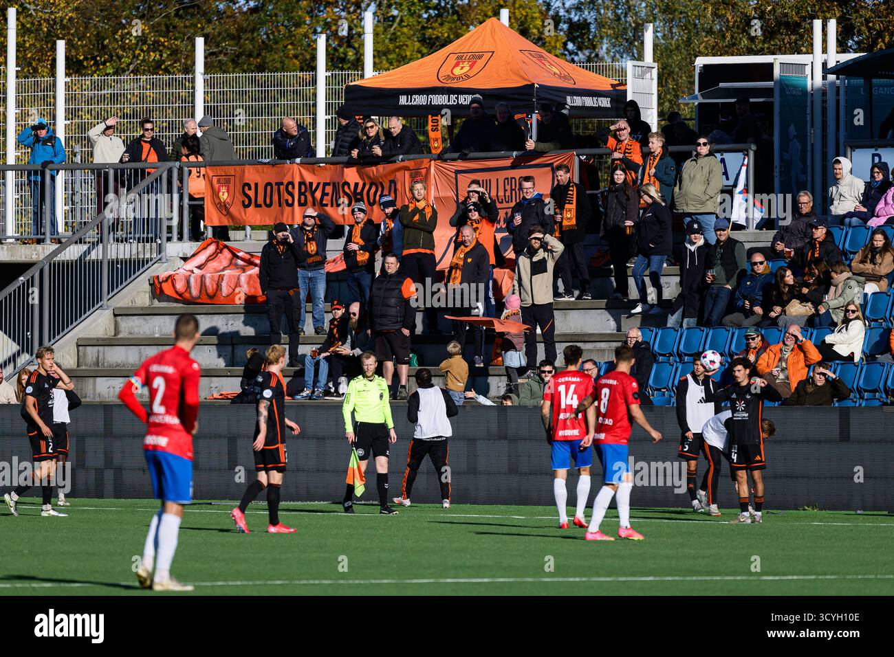 Elsinore, Danemark. 18 octobre 2025. Les fans de football de Hillerod Fodbold vus sur les gradins lors du match de Betinia Liga entre Hillerod Fodbold et Hvidovre SI au stade Helsingor à Elsinore. Crédit : Gonzales photo/Alamy Live News Banque D'Images