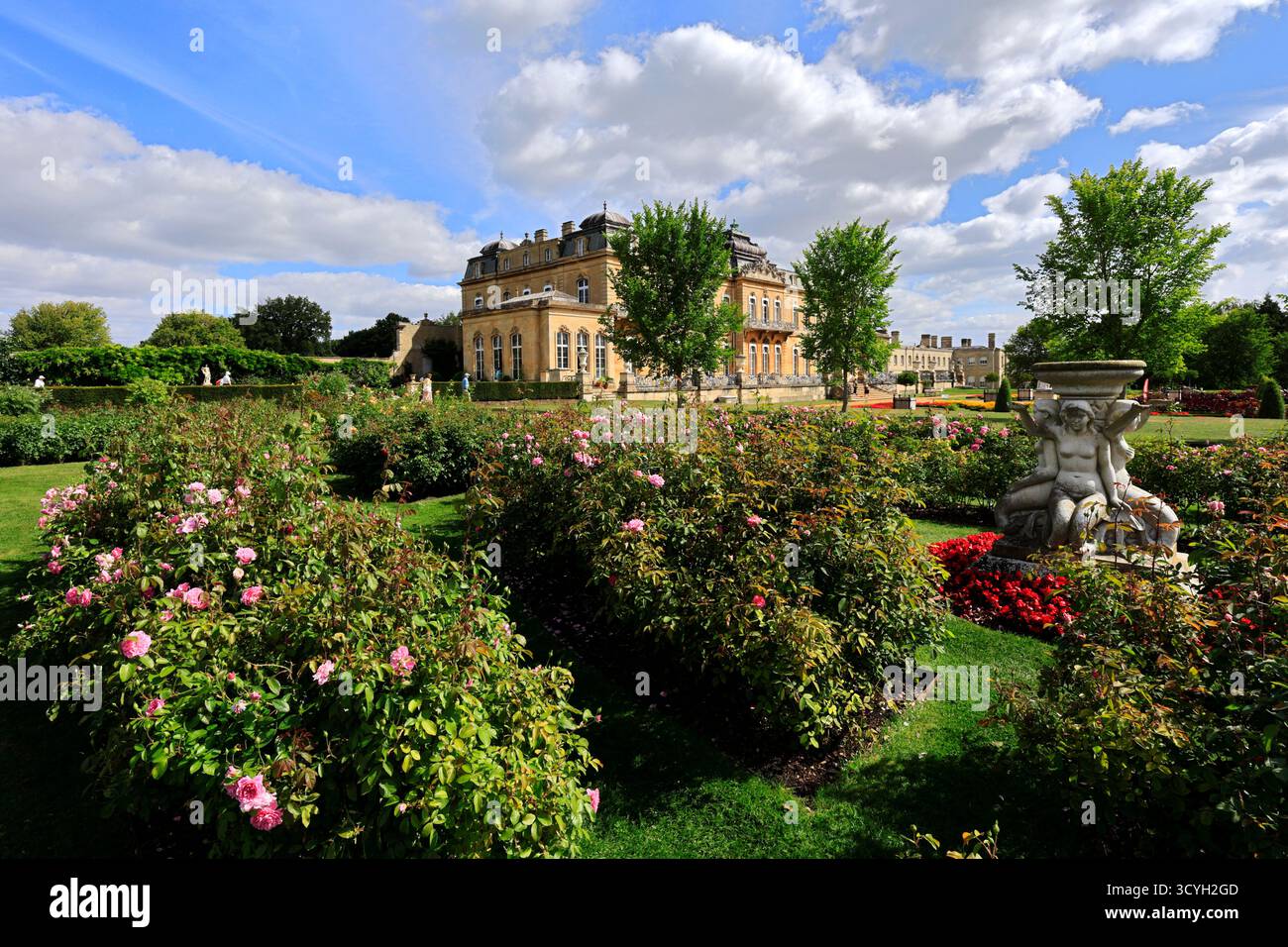 Vue estivale sur les roseraies à l'extérieur de la maison de campagne classée grade 1, Wrest Park, Silsoe, Bedfordshire, Angleterre, ROYAUME-UNI Banque D'Images