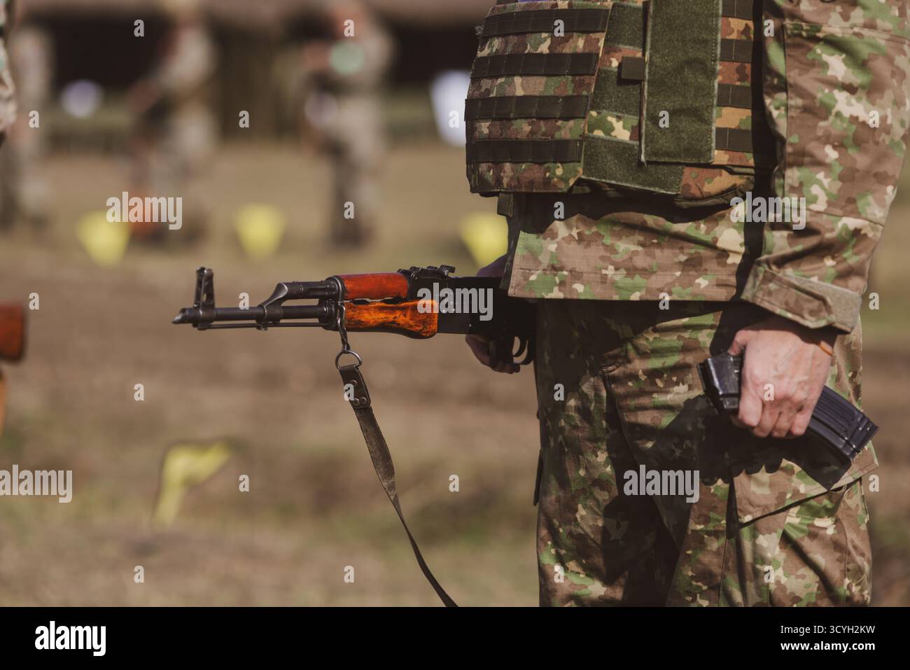 Le réserviste roumain participe à un exercice où il s'entraîne à tirer des armes. Banque D'Images