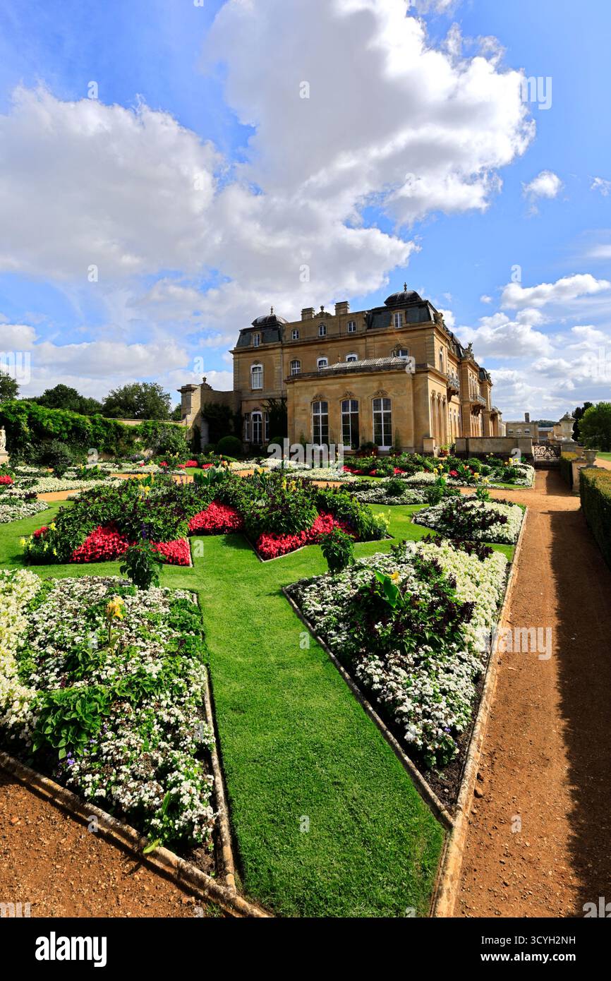 Vue d'été sur les jardins italiens à l'extérieur de la maison de campagne classée grade 1, Wrest Park, Silsoe, Bedfordshire, Angleterre, ROYAUME-UNI Banque D'Images
