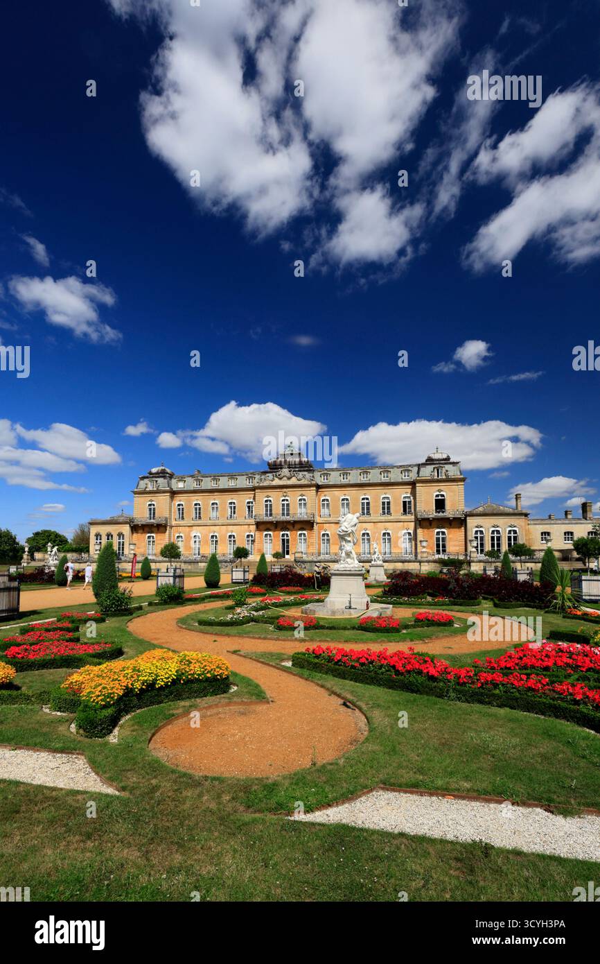 Vue d'été des jardins formels à l'extérieur de la maison de campagne classée grade 1, Wrest Park, Silsoe, Bedfordshire, Angleterre, ROYAUME-UNI Banque D'Images