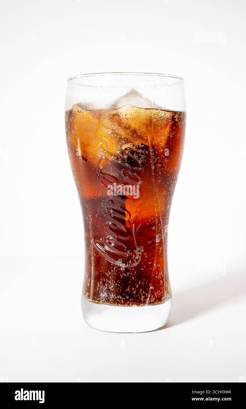 Verre de Coca Cola sur fond blanc Banque D'Images