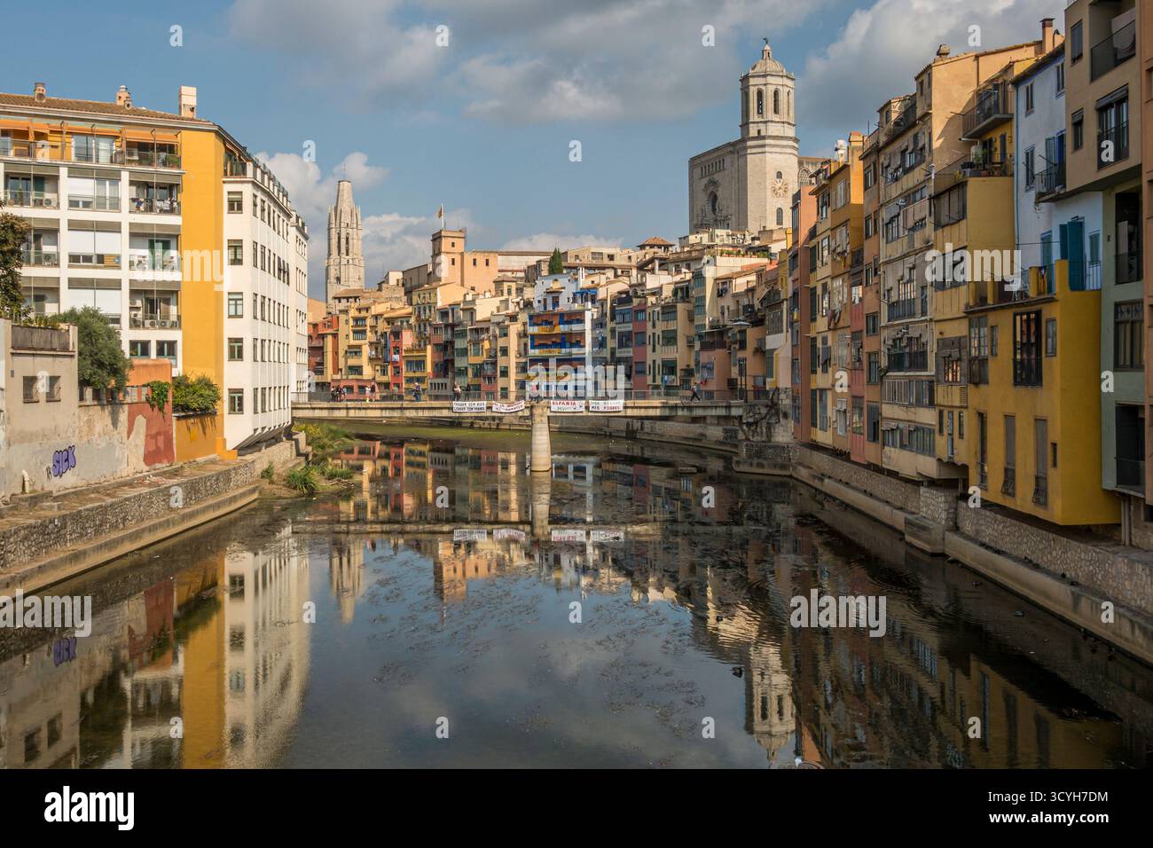 Gérone, Catalogne, Espagne. Vue sur le Basílica de Sant Feliu et la cathédrale Sainte-Marie, avec le pont de Sant Agusti sur la rivière Onyar Banque D'Images