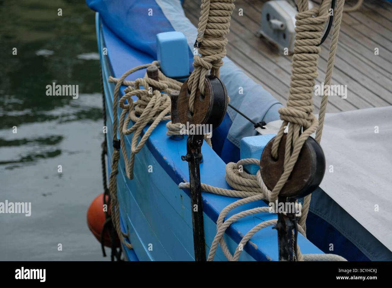 Gros plan sur les cordes et les nœuds d'un voilier, ligne de bowline d'un bateau bleu, France Banque D'Images