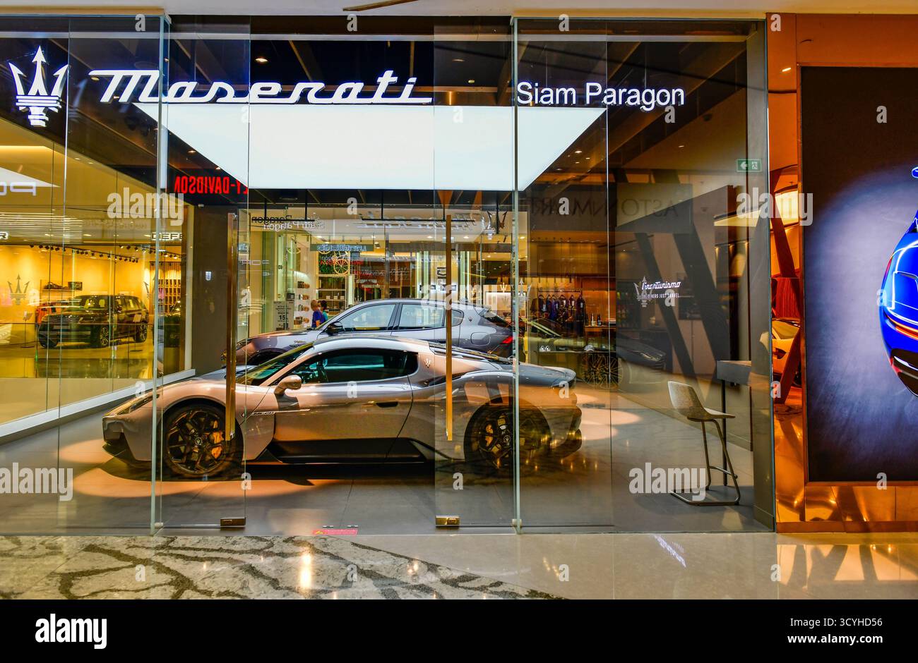 BANGKOK, THAÏLANDE, -17 oct. 2025 : Nouvelle Maserati MC20 dans le showroom au siam Parangon, propulsé par Nettuno V6 avec 630 chevaux. Maserati est auto-fabriqué aga Banque D'Images
