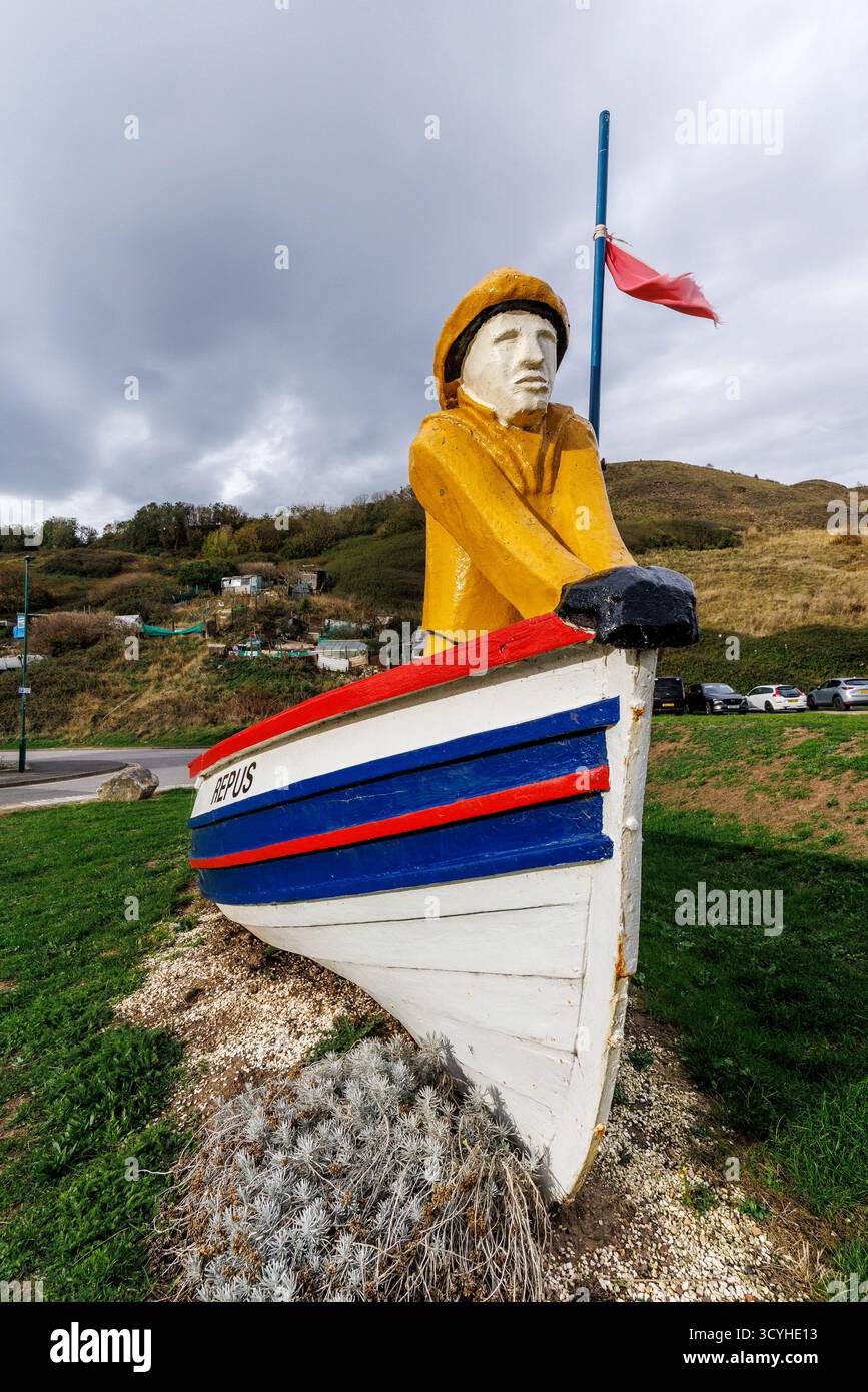 Le Repus, un coble de pêche traditionnel dans le port comme un mémorial pour ceux qui ont perdu en mer, Skinningrove, Yorkshire, Angleterre, Royaume-Uni Banque D'Images