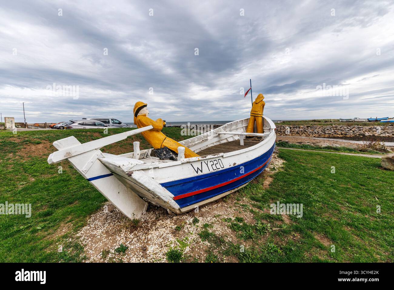 Le Repus, un coble de pêche traditionnel dans le port comme un mémorial pour ceux qui ont perdu en mer, Skinningrove, Yorkshire, Angleterre, Royaume-Uni Banque D'Images
