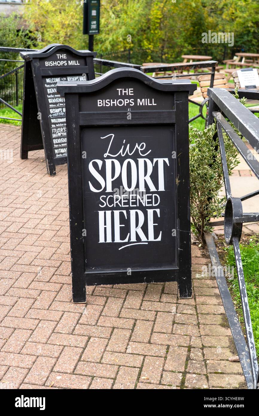 Pub tableau de craie publicité de sport en direct projeté Banque D'Images