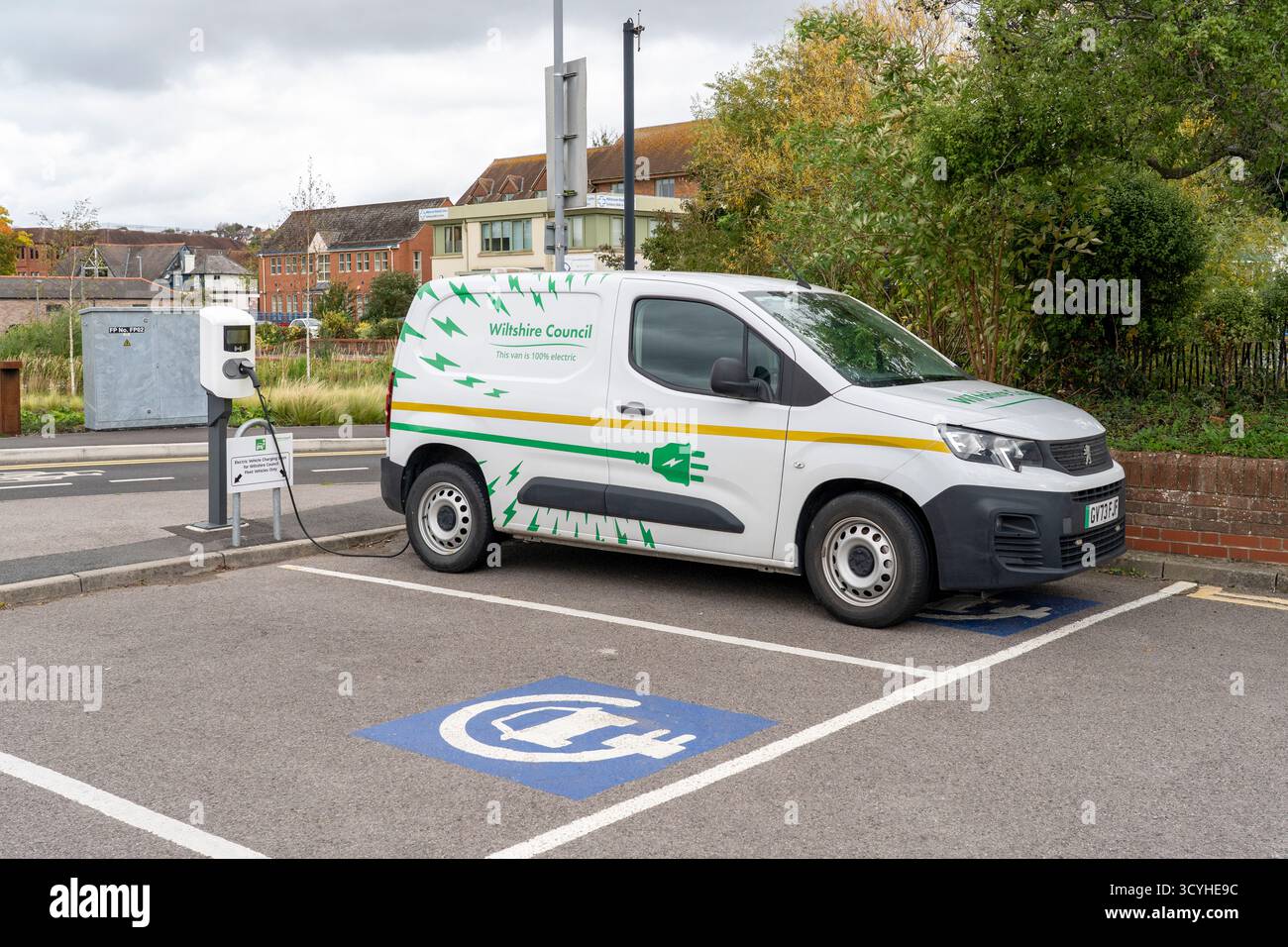 Véhicule électrique du Wiltshire Council branché à un point de recharge Banque D'Images