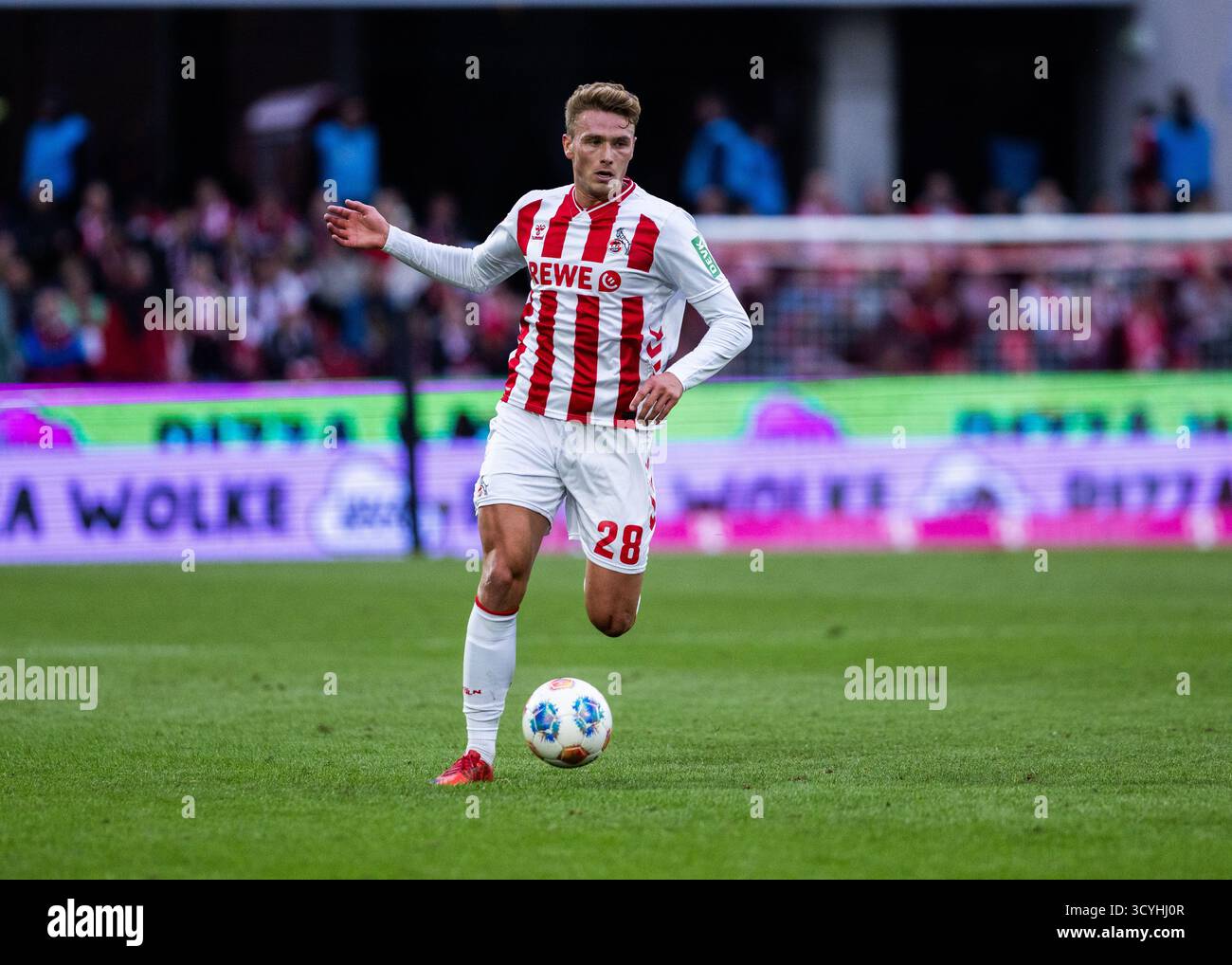 Köln, RheinEnergieStadion, 18.10.2025 : Sebastian Sebulonsen de Koeln court avec le ballon lors du 1.Bundesliga match 1.FC Köln vs FC Augsburg. Banque D'Images