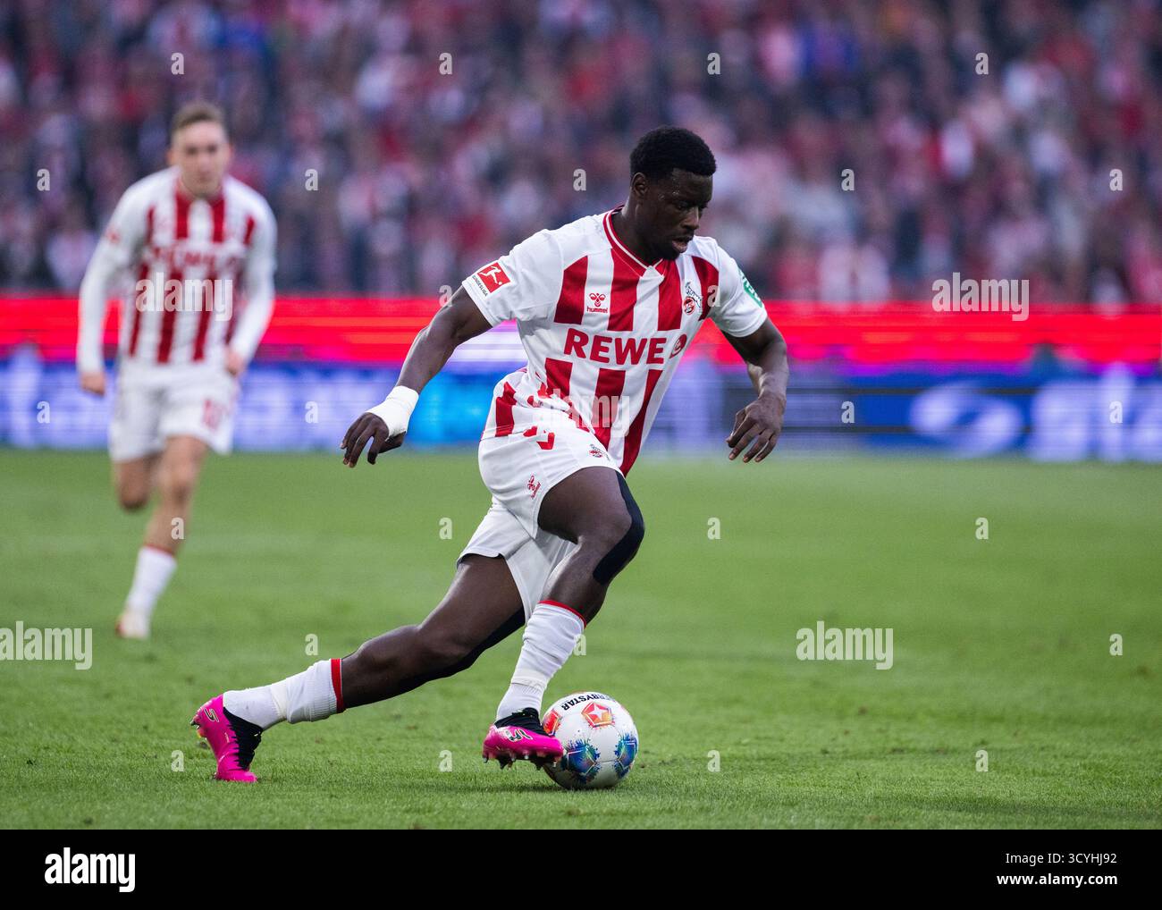 Köln, RheinEnergieStadion, 18.10.2025 : Ragnar Ache de Koeln court avec le ballon lors du match 1.Bundesliga 1.FC Köln vs FC Augsburg. Banque D'Images