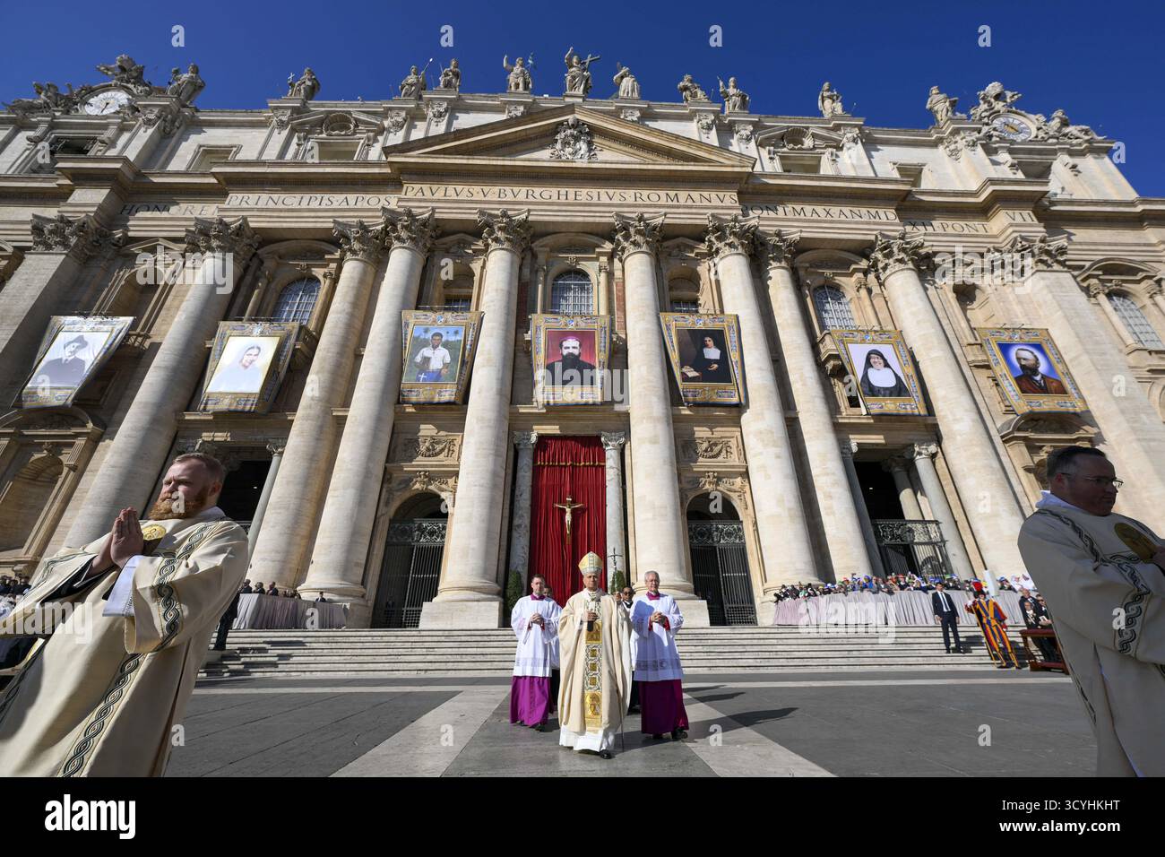 Vatican le 19 octobre 2025. Le pape Léon XIV célèbre la messe pour la canonisation de sept nouveaux saints sur la place Saint-Pierre au Vatican le 19 octobre 2025. Le pape a proclamé sept bienheureux saints canonisés dans l'Église catholique : Ignace Choukrallah Maloyan, Pierre à Rot, Vincenza Maria Poloni, Maria del Monte Carmelo Rendiles Martínez, Maria Troncatti, Jose Gregorio Hernandez Cisneros et Bartolo Longo. Photo par (EV) Vatican Media/ ABACAPRESS.COM crédit : Abaca Press/Alamy Live News Banque D'Images