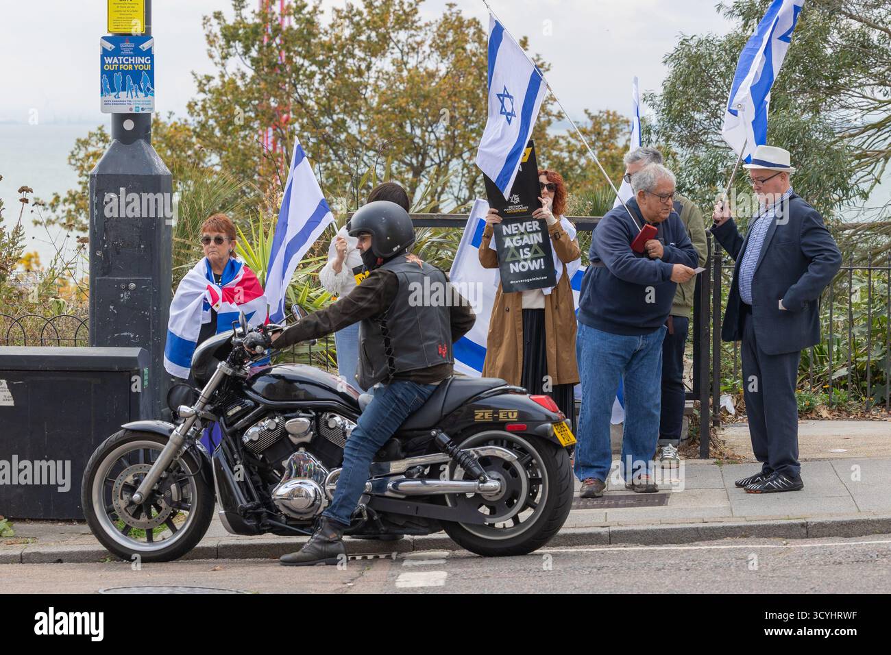Southend on Sea, Royaume-Uni. 19 octobre 2025. Les habitants de Southend et des environs s'unissent pour soutenir la paix et la justice pour le peuple palestinien. Commençant à Pier Hill, la marche se déroule dans le centre-ville, culminant par un rassemblement devant le cinéma Odéon. Southend Palestine Solidarity Campaign salue le récent cessez-le-feu et exhorte le public à poursuivre son engagement pour assurer une paix durable et les droits de l'homme en Palestine. En même temps que la manifestation prévue, une petite manifestation contre Israël a lieu, avec des drapeaux et des pancartes israéliens. Penelope Barritt/Alamy Live News Banque D'Images