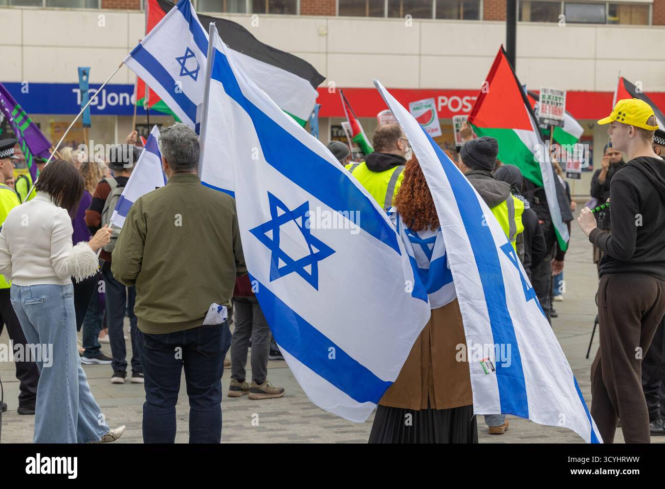 Southend on Sea, Royaume-Uni. 19 octobre 2025. Les habitants de Southend et des environs s'unissent pour soutenir la paix et la justice pour le peuple palestinien. Commençant à Pier Hill, la marche se déroule dans le centre-ville, culminant par un rassemblement devant le cinéma Odéon. Southend Palestine Solidarity Campaign salue le récent cessez-le-feu et exhorte le public à poursuivre son engagement pour assurer une paix durable et les droits de l'homme en Palestine. En même temps que la manifestation prévue, une petite manifestation contre Israël a lieu, avec des drapeaux et des pancartes israéliens. Penelope Barritt/Alamy Live News Banque D'Images