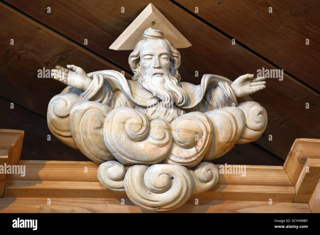 Sculpture traditionnelle en bois de Highlander représentant Dieu le Père émergeant des nuages Banque D'Images