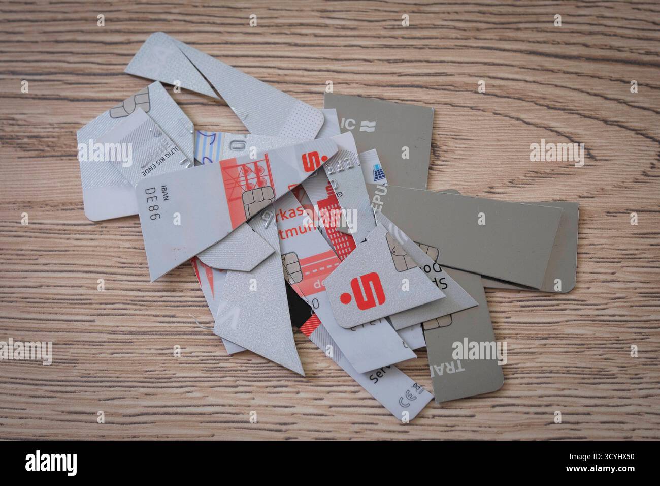 Eine abgelaufene EC-Karte der Sparkasse wurde vor dem Entsorgen zerschnitten, um die darauf gespeicherten Daten unbrauchbar zu machen. *** Une carte de débit Sparkasse expirée a été découpée avant d'être éliminée afin de rendre inutilisables les données qui y sont stockées. Rhénanie-du-Nord-Westfalen Deutschland, Allemagne GMS19792 Banque D'Images