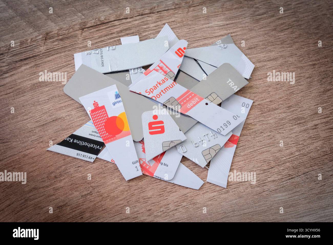 Eine abgelaufene EC-Karte der Sparkasse wurde vor dem Entsorgen zerschnitten, um die darauf gespeicherten Daten unbrauchbar zu machen. *** Une carte de débit Sparkasse expirée a été découpée avant d'être éliminée afin de rendre inutilisables les données qui y sont stockées. Rhénanie-du-Nord-Westfalen Deutschland, Allemagne GMS19794 Banque D'Images