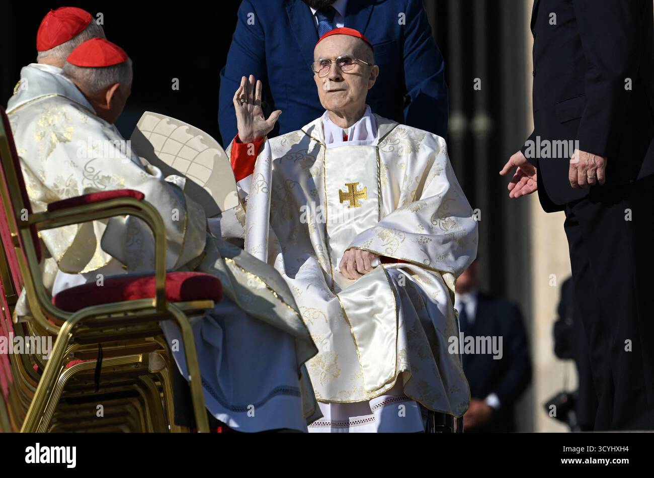 Le cardinal Tarcisio Bertone assiste à la célébration de la messe pour la canonisation de sept nouveaux saints sur la place Saint-Pierre au Vatican le 19 octobre 2025. Le pape Léon XIV proclame sept bienheureux canonisés dans l'Église catholique : Ignace Choukrallah Maloyan, Pierre à pourrir, Vincenza Maria Poloni, Maria del Monte Carmelo Rendiles Martínez, Maria Troncatti, Jose Gregorio Hernandez Cisneros et Bartolo Longo. Photo par Eric Vandeville/ ABACAPRESS.COM crédit : Abaca Press/Alamy Live News Banque D'Images
