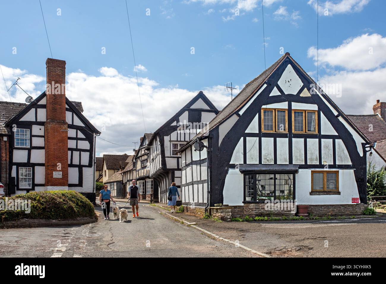 Cottages de campagne à colombages noirs et blancs dans le village de Weobley dans le Herefordshire, une partie de la piste noire et blanche. Banque D'Images