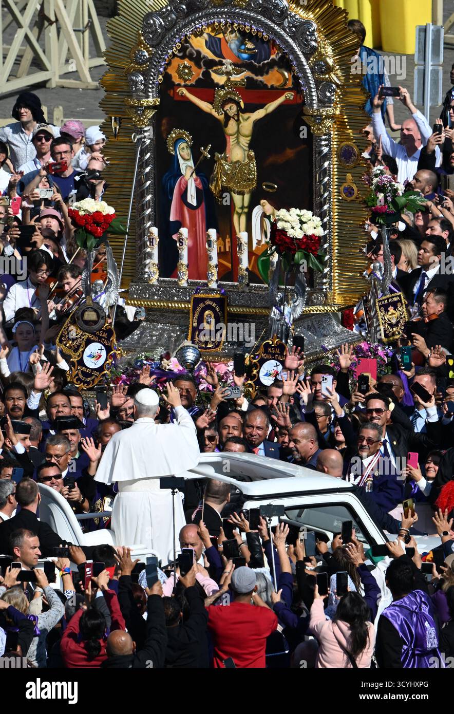 Le pape Léon XIV célèbre la messe pour la canonisation de sept nouveaux saints sur la place Saint-Pierre au Vatican le 19 octobre 2025. Le pape a proclamé sept bienheureux saints canonisés dans l'Église catholique : Ignace Choukrallah Maloyan, Pierre à Rot, Vincenza Maria Poloni, Maria del Monte Carmelo Rendiles Martínez, Maria Troncatti, Jose Gregorio Hernandez Cisneros et Bartolo Longo. Photo par Eric Vandeville/ ABACAPRESS.COM crédit : Abaca Press/Alamy Live News Banque D'Images
