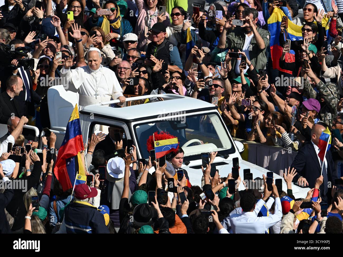 Le pape Léon XIV célèbre la messe pour la canonisation de sept nouveaux saints sur la place Saint-Pierre au Vatican le 19 octobre 2025. Le pape a proclamé sept bienheureux saints canonisés dans l'Église catholique : Ignace Choukrallah Maloyan, Pierre à Rot, Vincenza Maria Poloni, Maria del Monte Carmelo Rendiles Martínez, Maria Troncatti, Jose Gregorio Hernandez Cisneros et Bartolo Longo. Photo par Eric Vandeville/ ABACAPRESS.COM crédit : Abaca Press/Alamy Live News Banque D'Images
