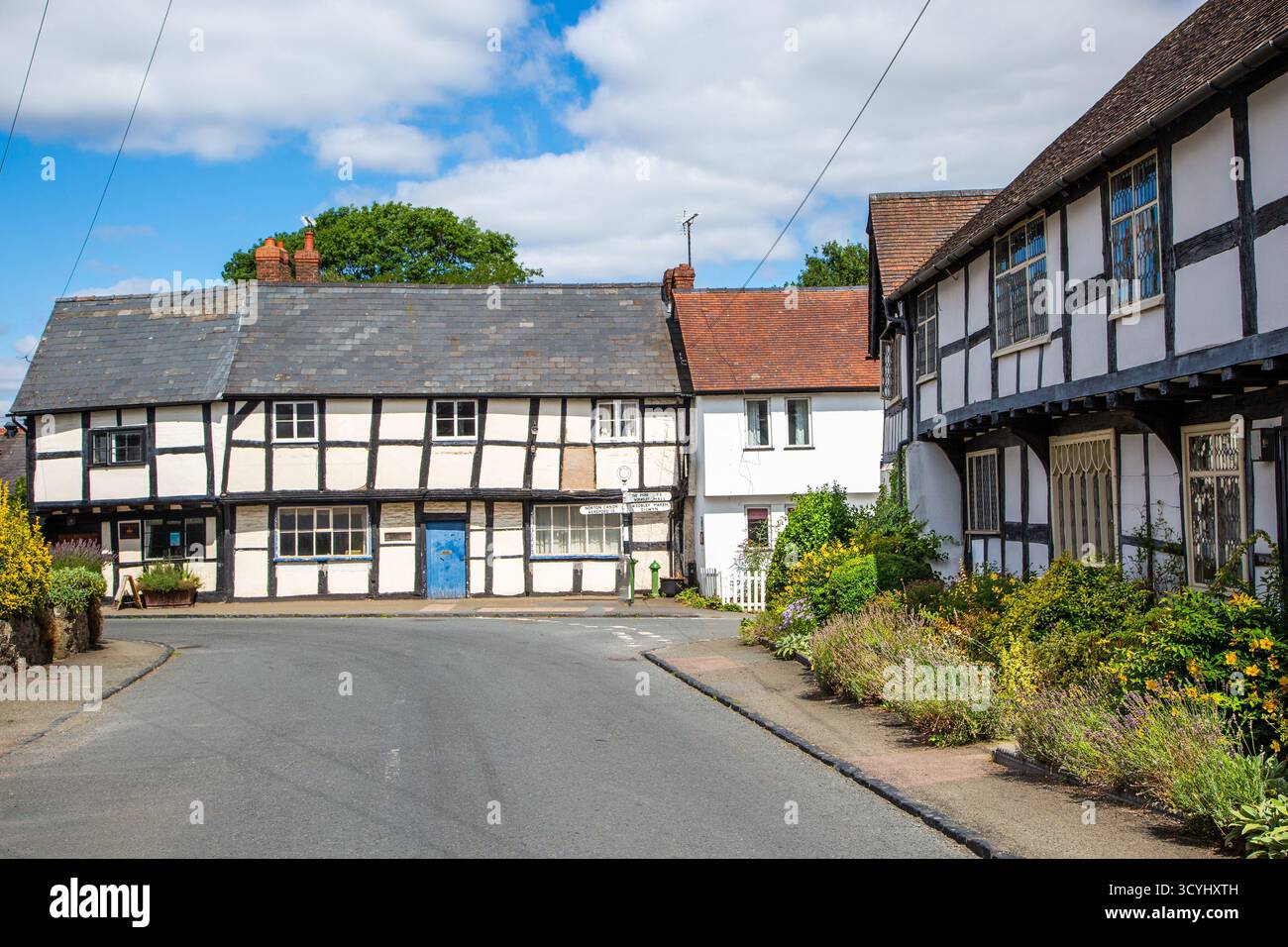 Cottages de campagne à colombages noirs et blancs dans le village de Weobley dans le Herefordshire, une partie de la piste noire et blanche. Banque D'Images