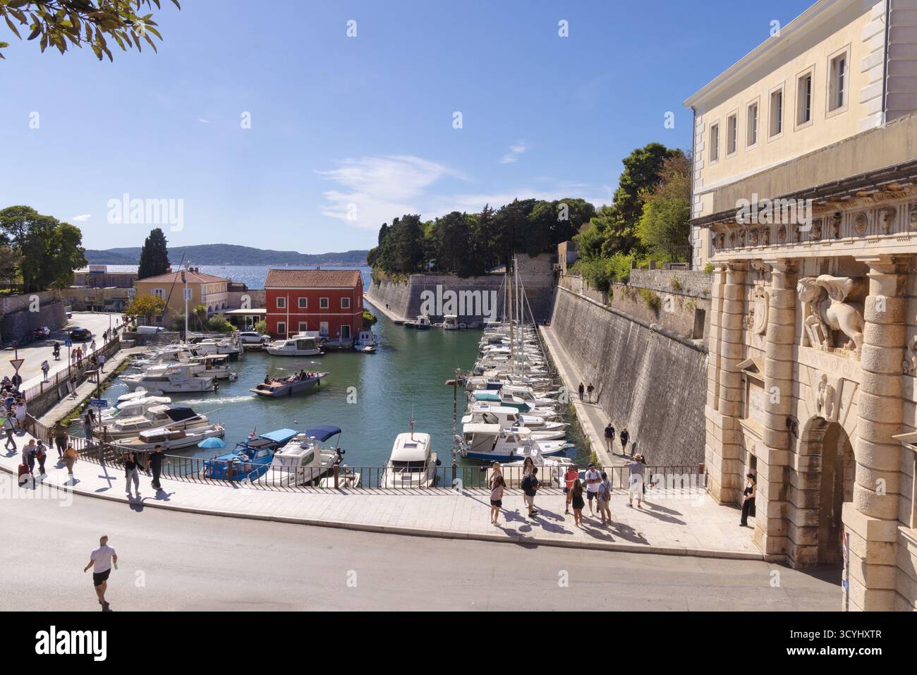 Le port de Fosa, ou port vénitien, et la porte de la terre en été ensoleillé, Zadar, la côte de Dalmatie, Croatie, Europe. Zadar Croatie voyage. Banque D'Images