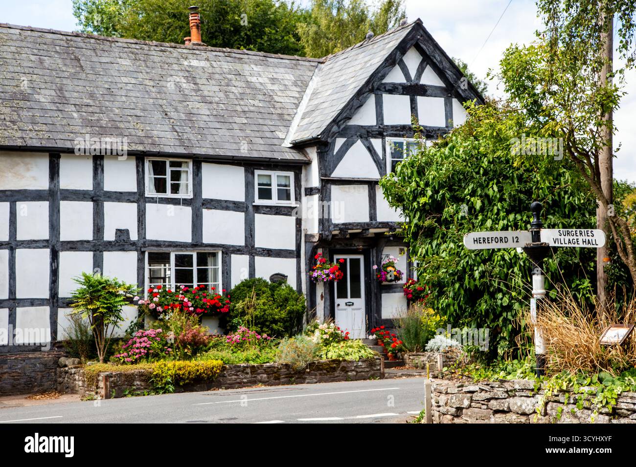 Cottages de campagne à colombages noirs et blancs dans le village de Weobley dans le Herefordshire, une partie de la piste noire et blanche. Banque D'Images