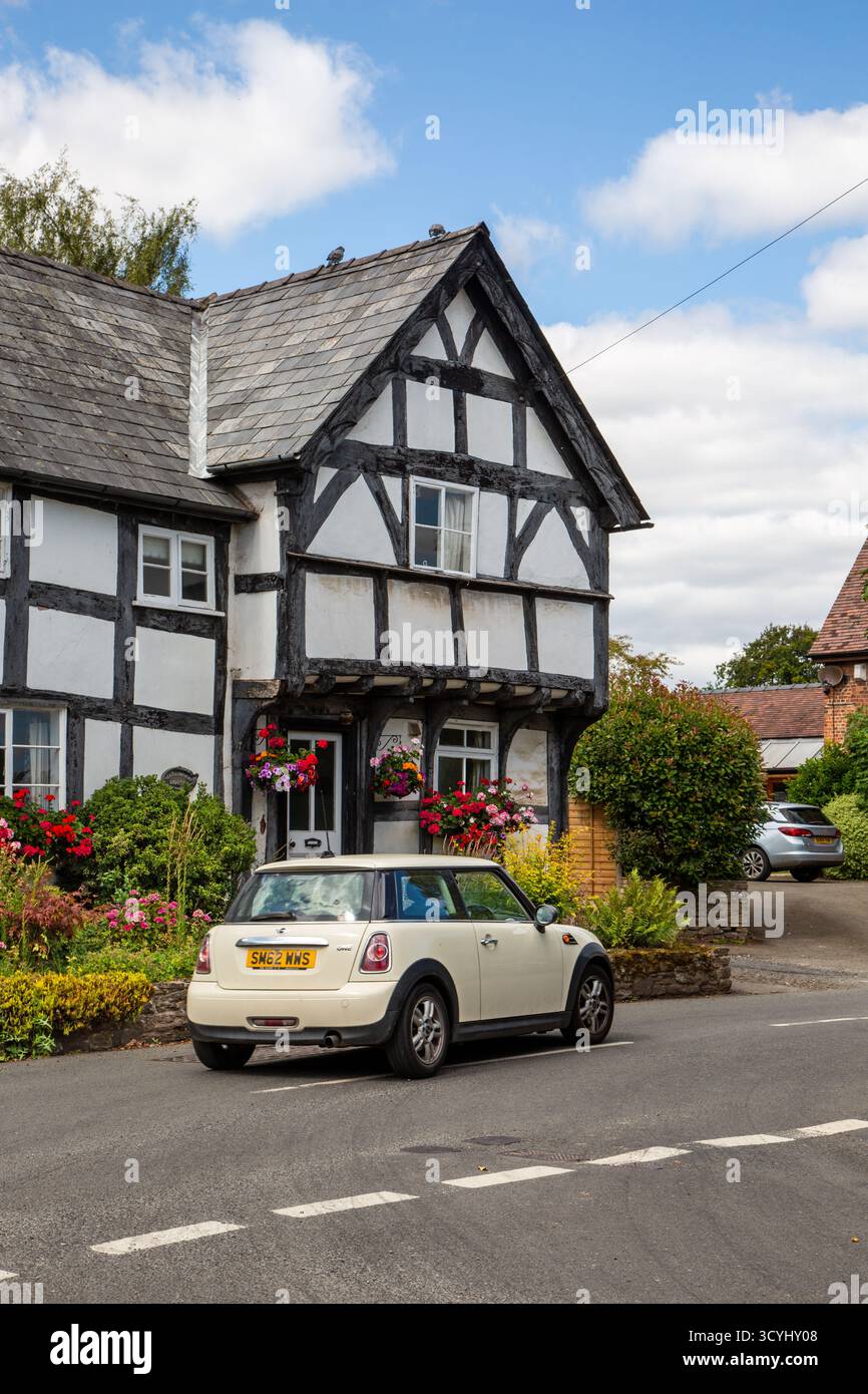 Mini voiture et cottages de campagne à colombages noir et blanc dans le village Herefordshire de Weobley partie de la piste noir et blanc. Banque D'Images