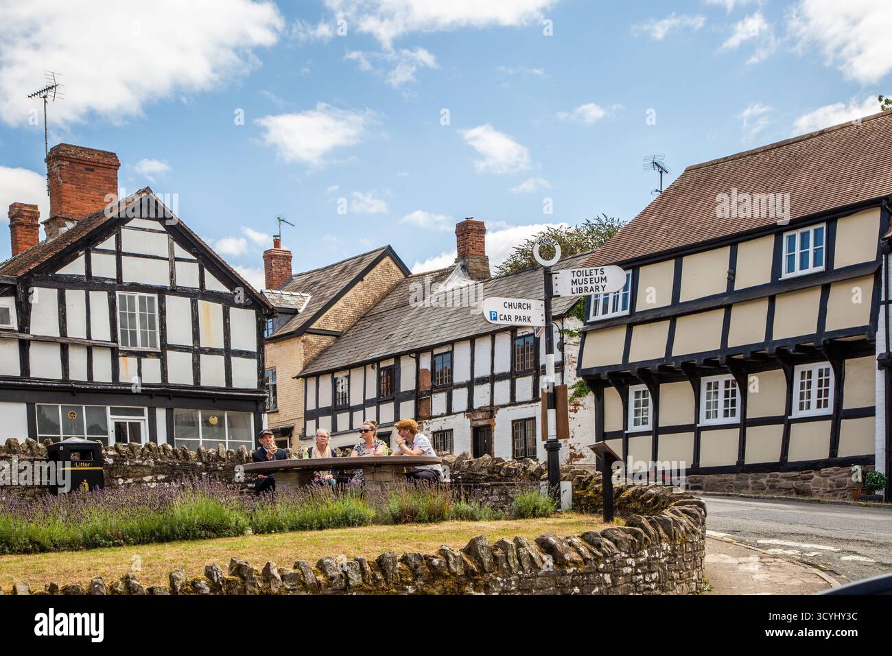 Cottages de campagne à colombages noirs et blancs dans le village de Weobley dans le Herefordshire, une partie de la piste noire et blanche. Banque D'Images