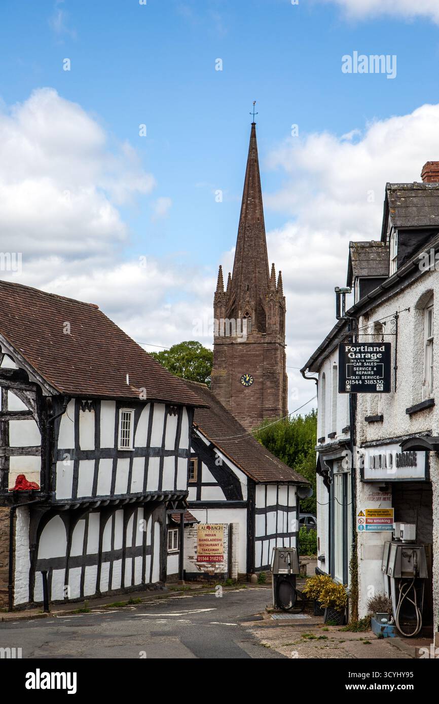Cottages de campagne à colombages noirs et blancs dans le village de Weobley dans le Herefordshire, une partie de la piste noire et blanche. Banque D'Images