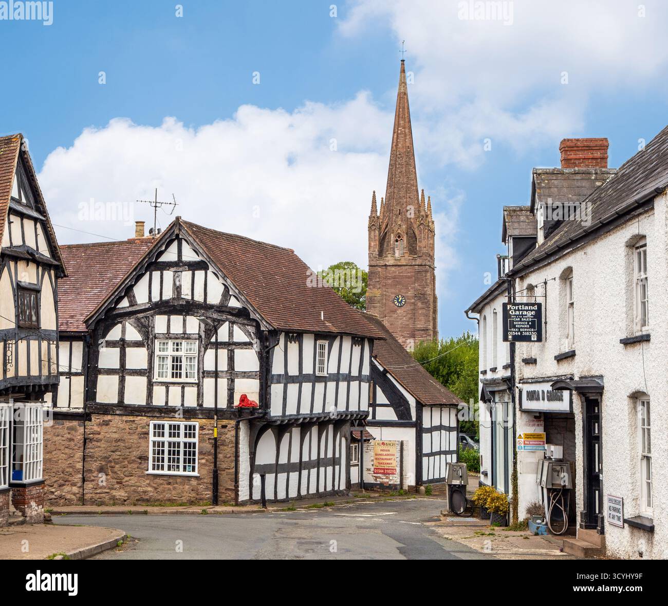 Cottages de campagne à colombages noirs et blancs dans le village de Weobley dans le Herefordshire, une partie de la piste noire et blanche. Banque D'Images
