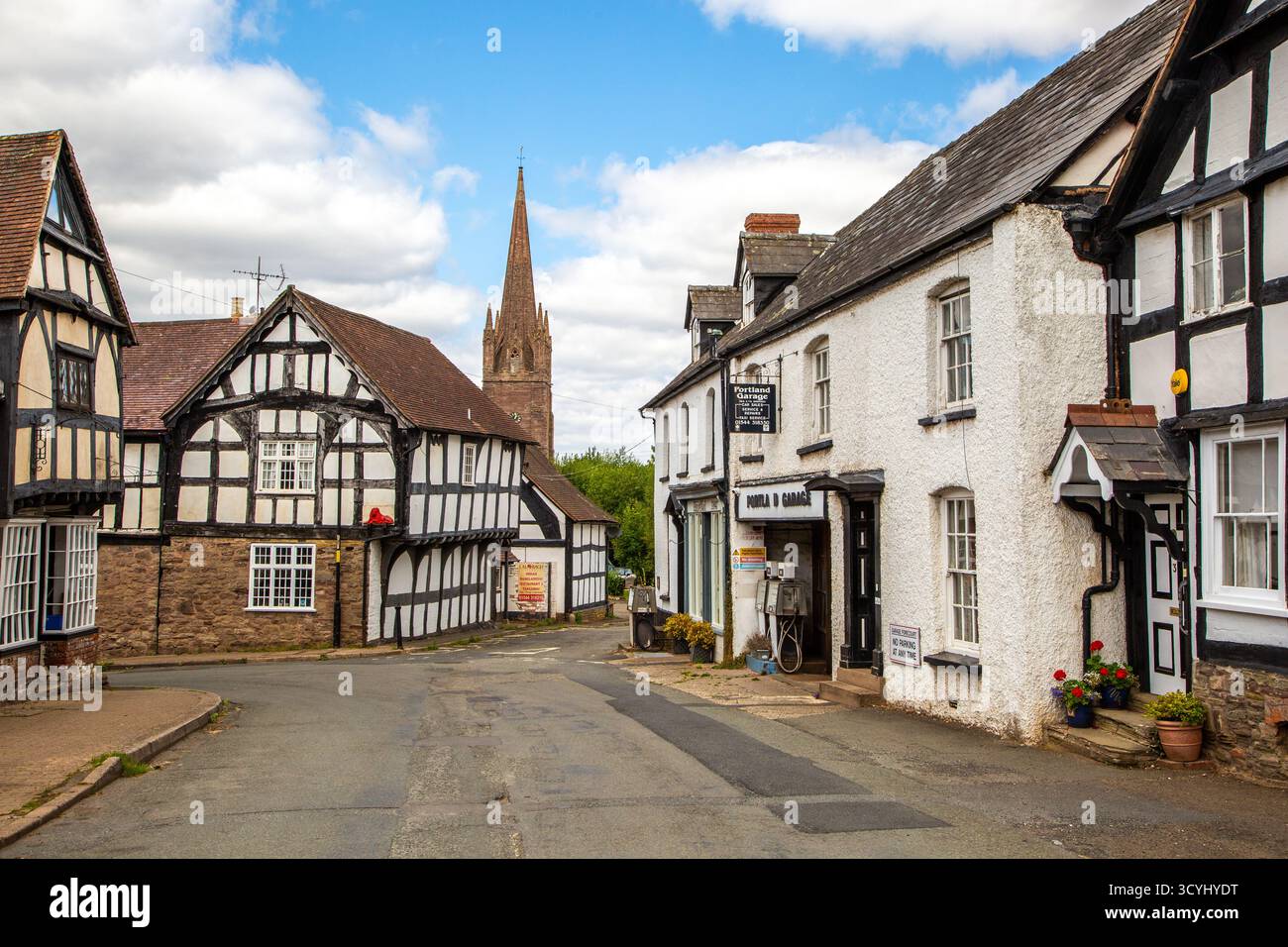 Cottages de campagne à colombages noirs et blancs dans le village de Weobley dans le Herefordshire, une partie de la piste noire et blanche. Banque D'Images