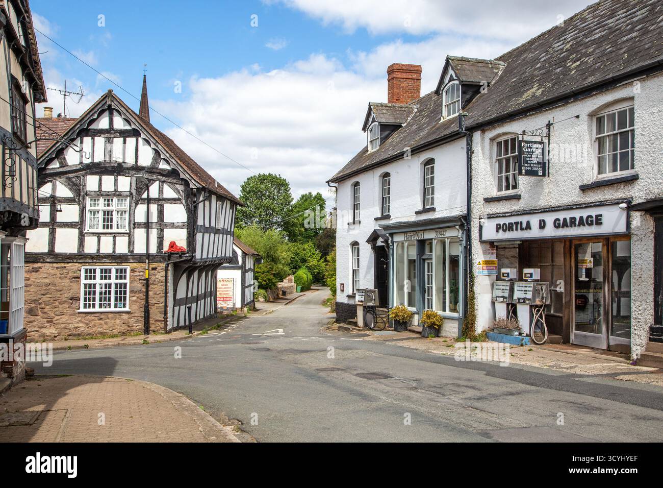 Cottages de campagne à colombages noirs et blancs dans le village de Weobley dans le Herefordshire, une partie de la piste noire et blanche. Banque D'Images