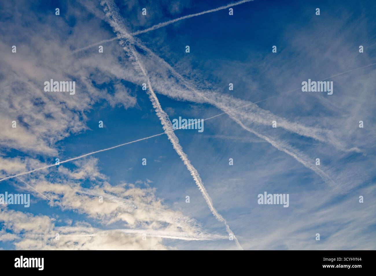 Traînées se dispersant contre un ciel bleu au crépuscule Banque D'Images