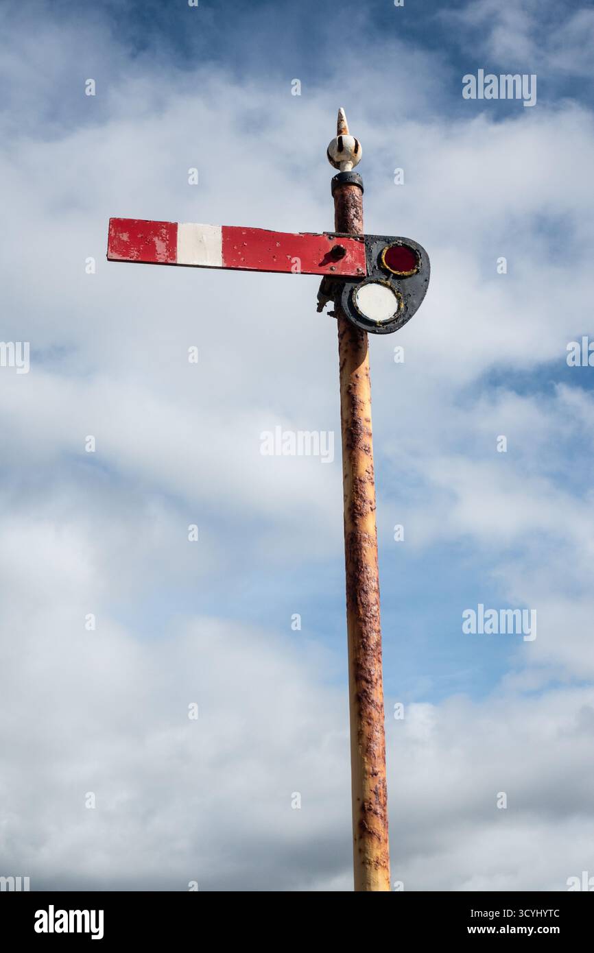 Signal de sémaphore ferroviaire vintage contre le ciel nuageux Banque D'Images