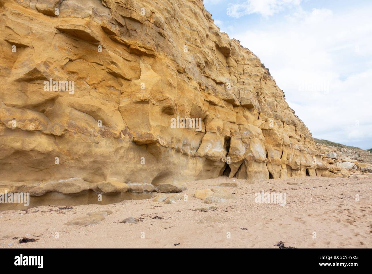 Falaises de grès doré spectaculaires et plage à West Bay, Dorset Banque D'Images
