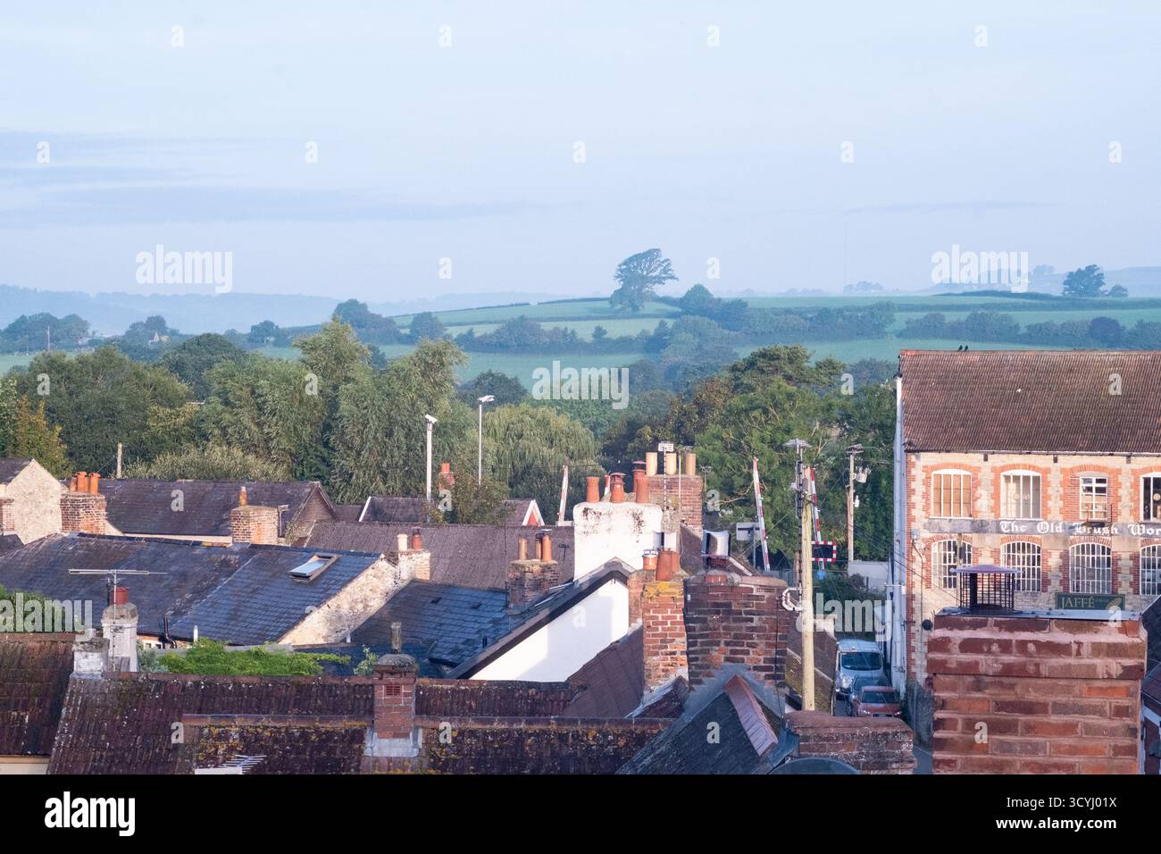Toits de ville de marché anglaise traditionnelle avec campagne vallonnée au-delà Banque D'Images