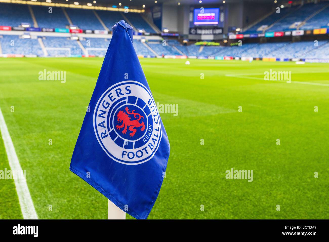 Drapeau d'angle avec le logo du club de football des Rangers, stade Ibrox, Glasgow, Écosse, Royaume-Uni Banque D'Images