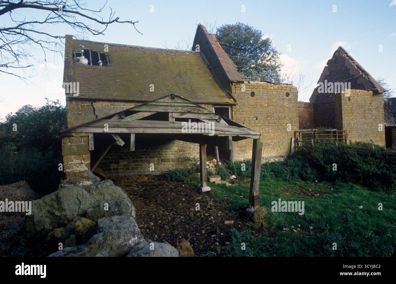Great Tew, Oxfordshire 1980s Royaume-Uni. Propriété privée de la campagne autorisé à être ruiné, abandonné par le propriétaire. Butlers Barn Banbury Road. Angleterre 1986 HOMER SYKES Banque D'Images