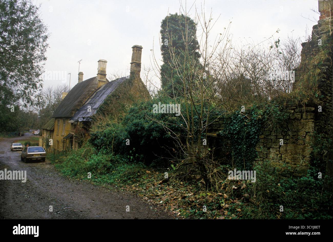 Cottages abandonnés Great Tew, Oxfordshire, Angleterre années 1986 1980 Royaume-Uni HOMER SYKES Banque D'Images