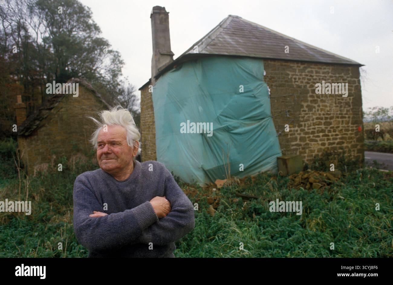 Great Tew, Oxfordshire, Angleterre 1986. Résident local et locataire chalet Frank Salt qui vit dans la maison de péage. La maison de péage extérieure montre des dommages. Il n'y a pas d'argent pour les réparations. Propriété privée abandonnée par le propriétaire. ANNÉES 1980 ROYAUME-UNI HOMER SYKES Banque D'Images