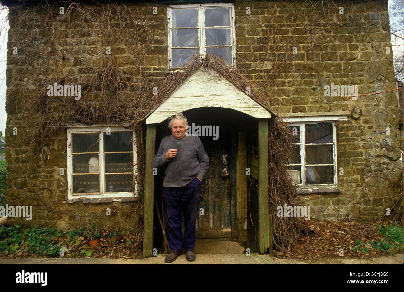 Great Tew, Oxfordshire. Résident local et locataire chalet Frank Salt qui vit dans la maison de péage. Propriété privée abandonnée par le propriétaire. Great Tew, Oxfordshire, Angleterre des années 1986 1980 Royaume-Uni HOMER SYKES Banque D'Images